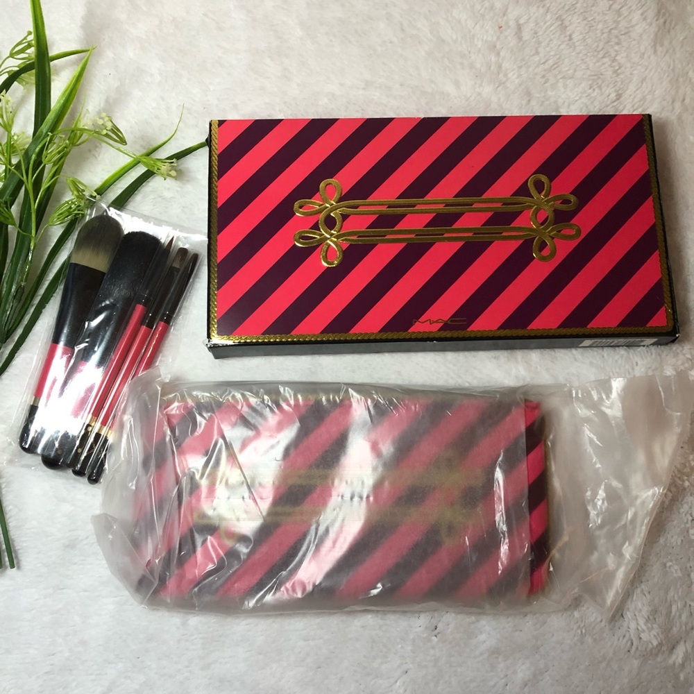 🎊🆕MAC Nutcracker Sweet Mineralized Brush Kit🆕🎊 - Picture 5 of 5